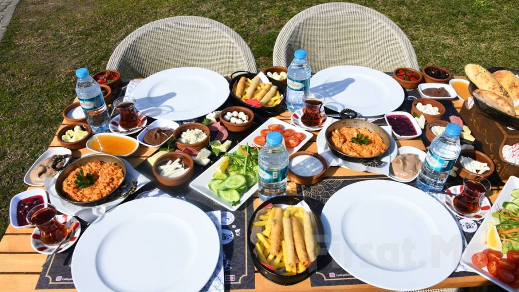 'Serpme kahvaltı' yasaklanıyor, yerine 'seçmeli kahvaltı' geliyor 12